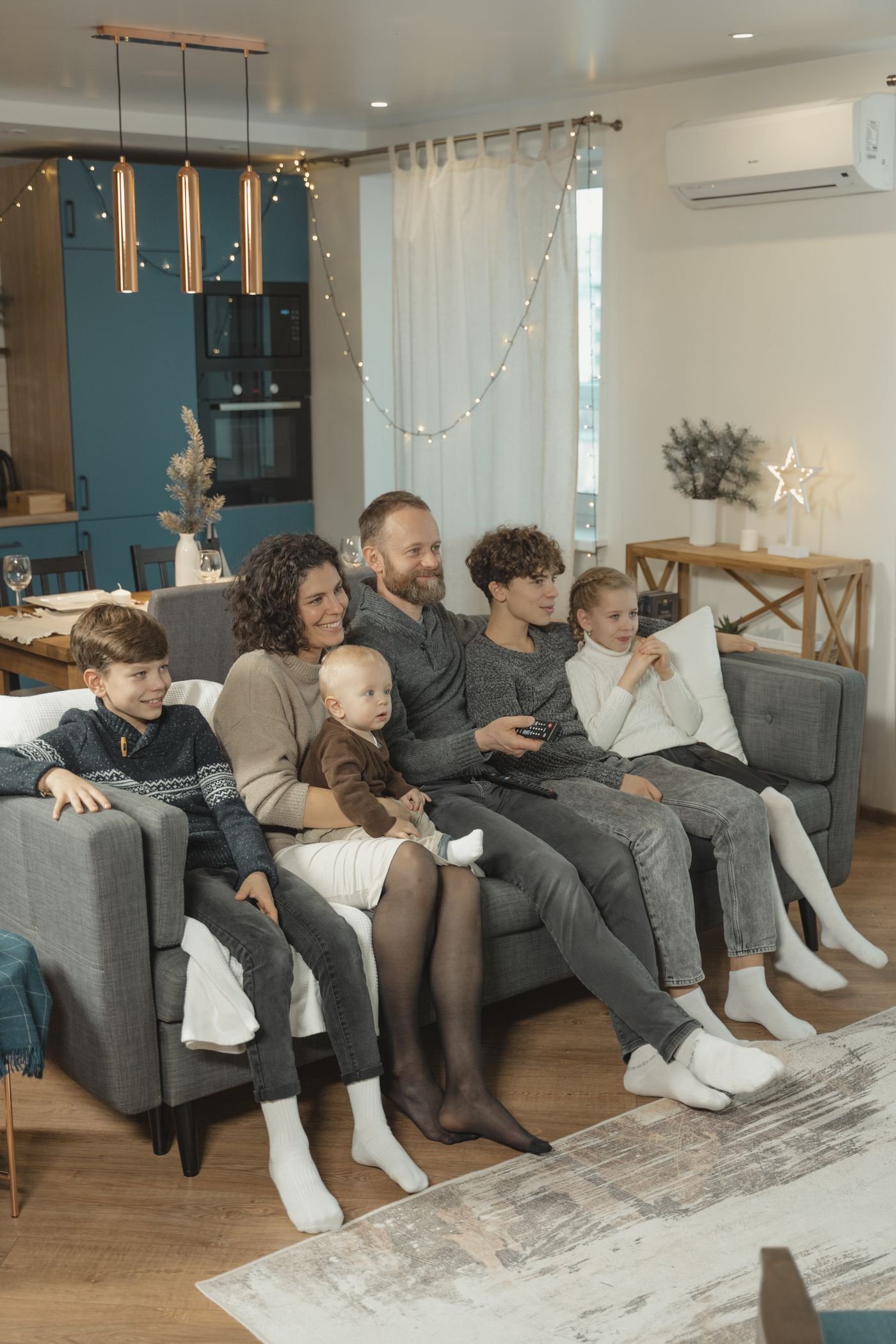 Familia disfrutando televisión en casa